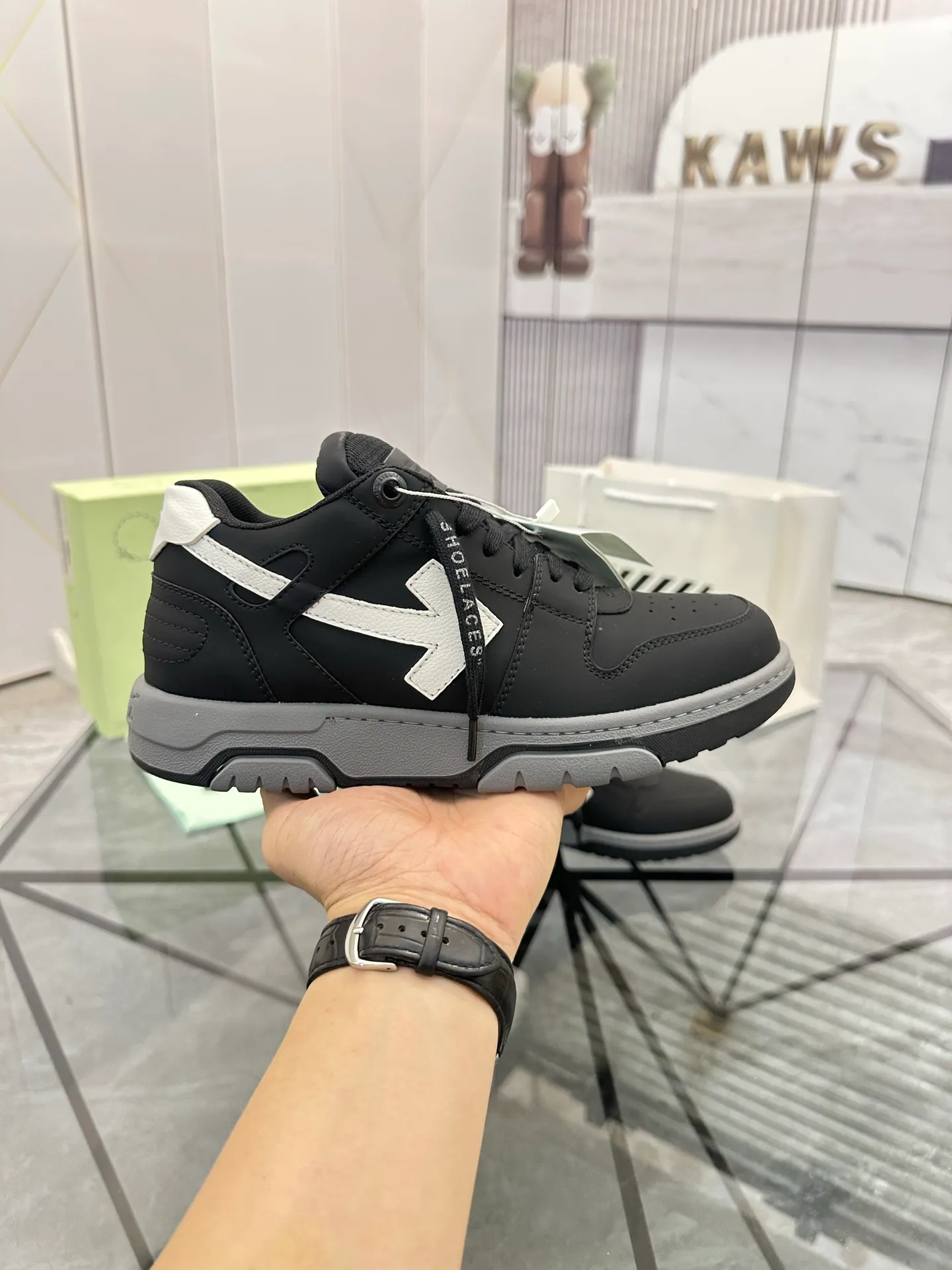 Selling men's shoes 💰: 💰P560¥ High-end top quality (leather buckle plus 10) Product trademark: OFF WHITE * "OFF WHITE*" low-top casual shoes Regular size: 35-45 (can be customized to 46) Couple style Product material: imported first-layer cowhide leather upper, breathable lining, original outsole. No.: H203